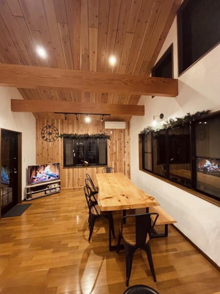 天井が高い広々としたダイニング