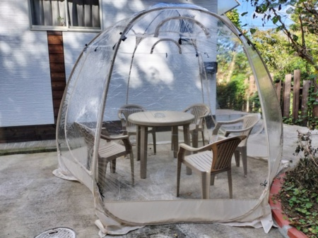 雨、寒さ対策にテント設置