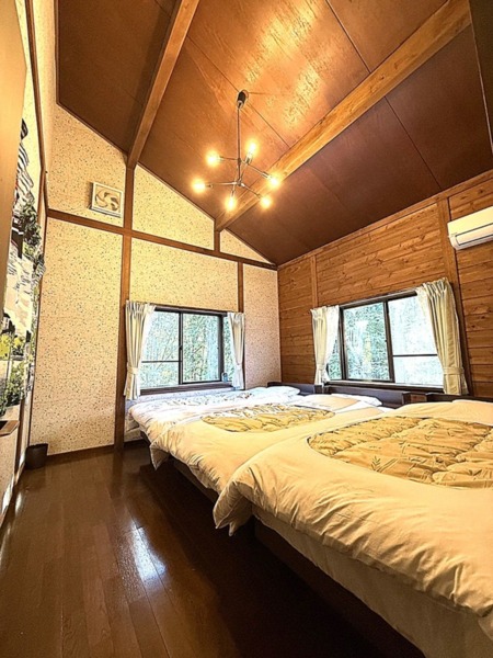 高い勾配天井で解放感満点の寝室B