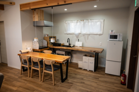 キッチンとダイニングテーブル