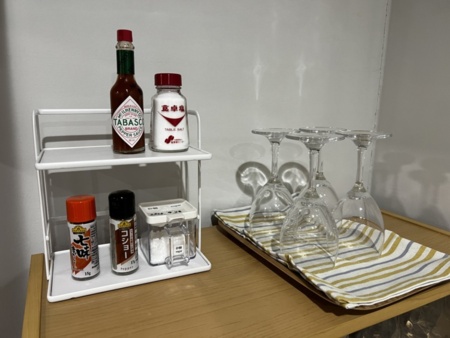 調味料とワイングラスあります