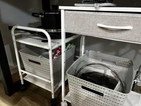 鍋やフライパンなどあります。