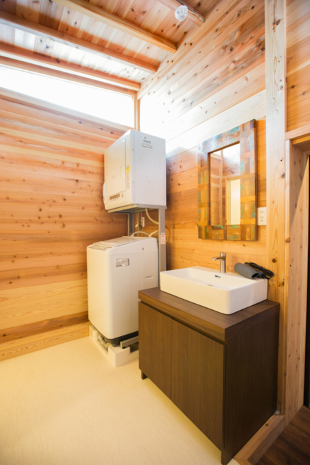 2階バスルームには洗濯機と乾燥機あり