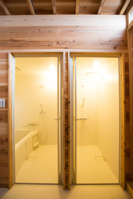 バスタブ付シャワールームとシャワールーム