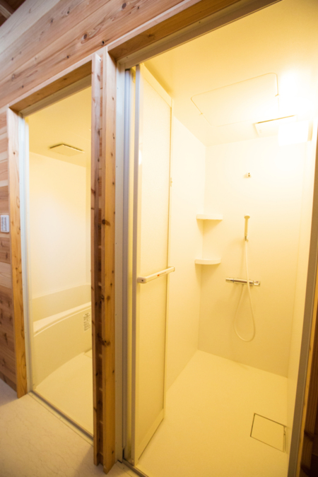 広々したシャワールーム