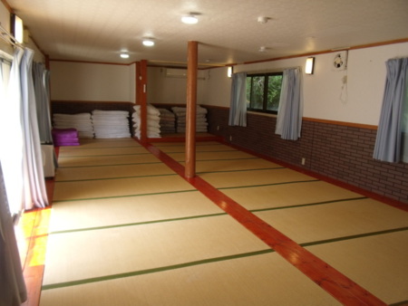 大広間　テーブルを並べて宴会も