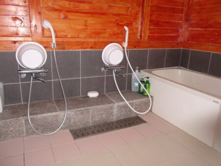 浴室　シャワー2つ、浴槽も2つあります