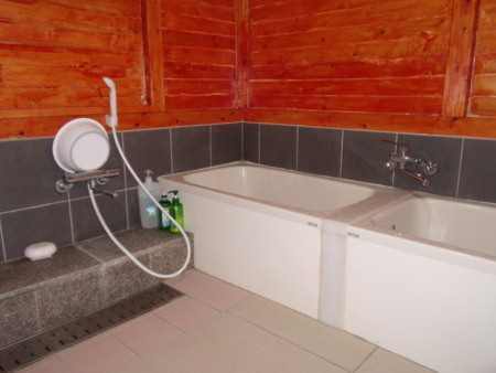 浴室　シャワー2つ、浴槽も2つあります