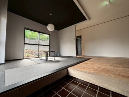 広々玄関、横にはすぐ畳の空間