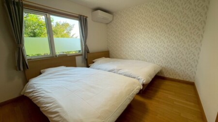 寝室（セミダブルベッド2台）