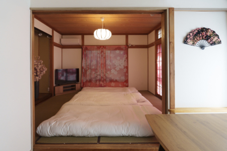 1F 8畳和室（桜の間）布団3組敷けます