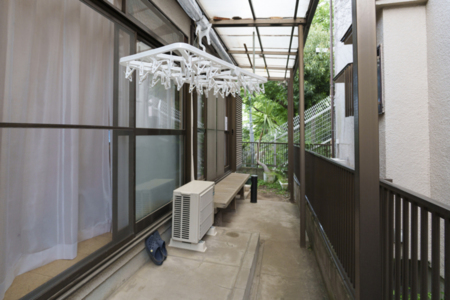 屋根付き洗濯干し場＆喫煙所