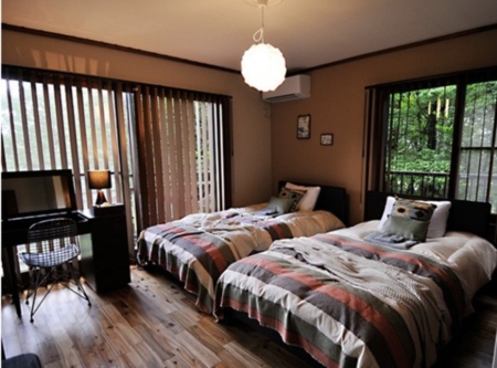 一階寝室セミダブル2台