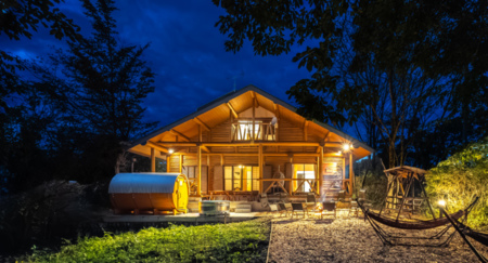 星空の下、森に包まれた庭で過ごす夜