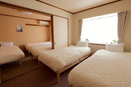 6名部屋（シングル4台、ダブル1台）