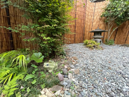 灯籠が佇む日本庭園