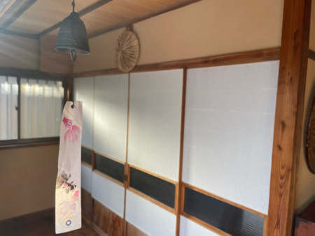 湘南のそよ風が奏でる縁側の風鈴