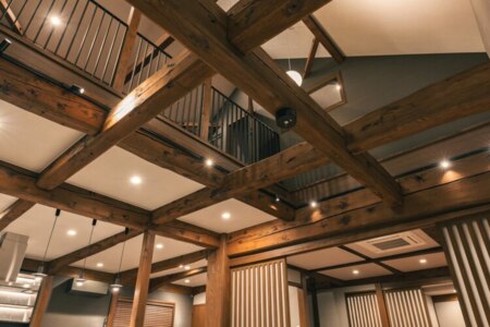 広々としたエントランスの吹き抜け