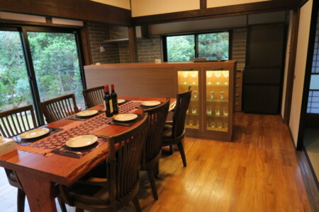 オーナー拘りのテーブルと照明付き食器棚