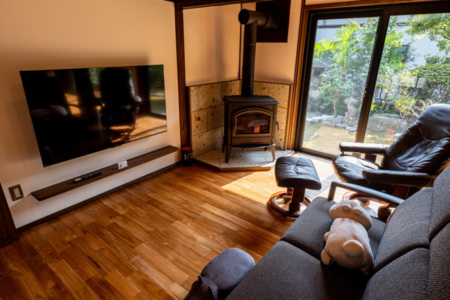 薪ストーブのあるゆったりとしたリビング