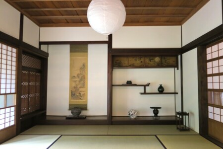 床の間と違い棚。収納扉は150年前のまま