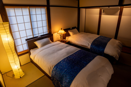 和室にベッド2台。和洋ミックスです