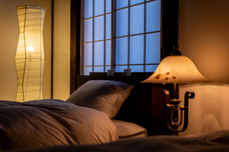 オーナー拘りのベッドサイド照明