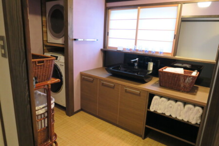 長期滞在向けに洗濯機・ガス乾燥機も完備