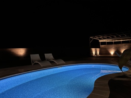 夜間はプールがライトアップされます