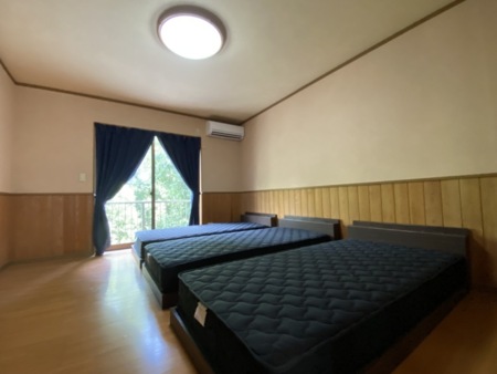 窓からの陽射しが心地よいベッドルーム