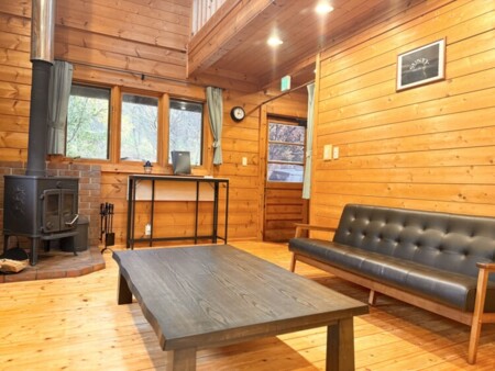 上部はロフトに繋がる吹き抜けに