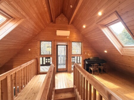 吹き抜けでつながる広いロフト