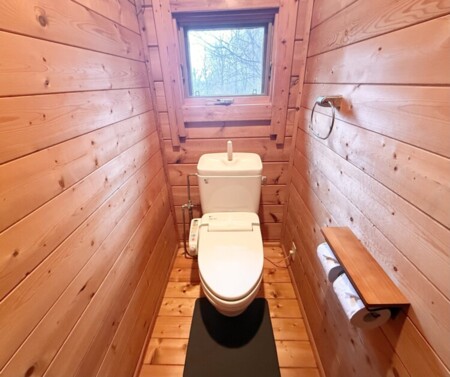木に囲まれた清潔感のあるトイレ