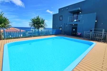 プールから海も眺められます。