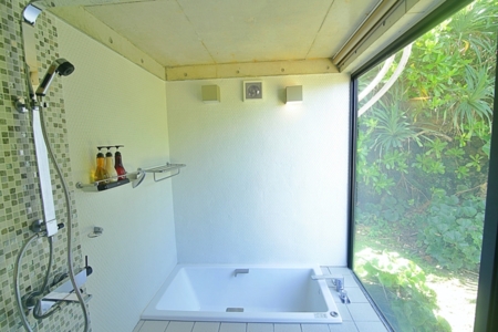 シャワールームは5つあります。