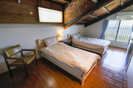 寝室1（ダブル1台とシングル1台）