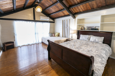 寝室3（ダブル1台とクイーン1台）