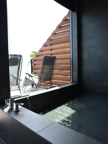 大人数でもゆったり入れる浴槽