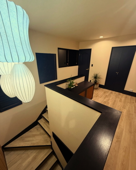 洗練された藍色が映えるモダンな階段ホール