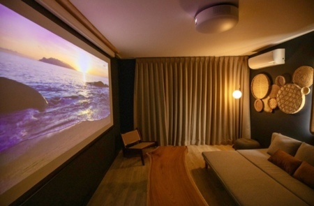 大画面で映画を楽しむ、贅沢なシアター部屋