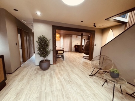 木の温もりと緑が調和する、開放的な玄関