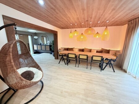 枚板の長い木製テーブルが主役の広々空間