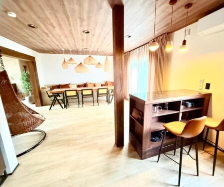 木の温もりに包まれる、贅沢なダイニング空