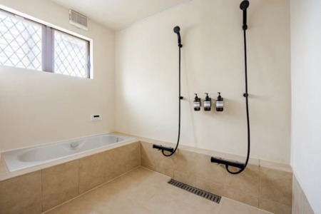 2つのシャワー完備！広々としたバスルーム