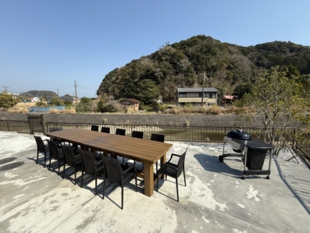 青空の下、大勢でBBQを楽しめる贅沢テラ