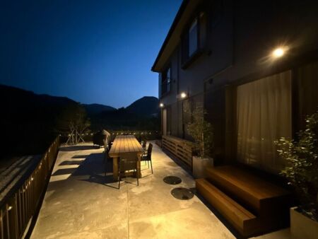 ライトアップで夜も楽しめる、屋外BBQテ