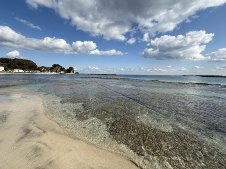 透き通る青い海と白い砂浜、癒やしの絶景