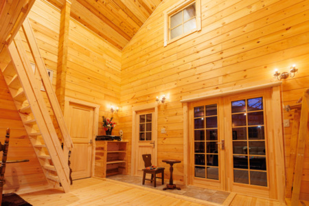 上部吹き抜けの玄関部