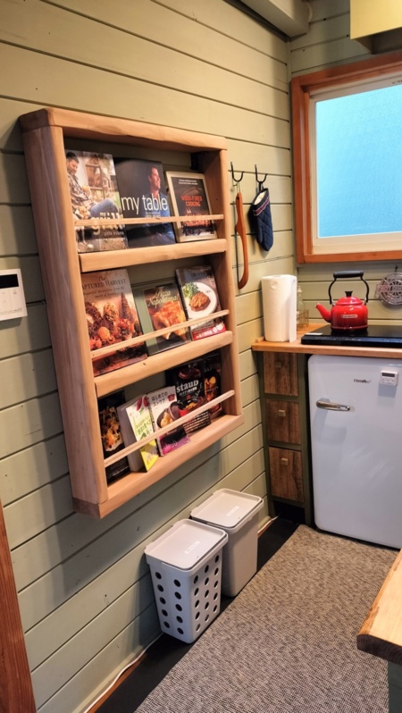 キッチン（IH、冷蔵庫、料理本）