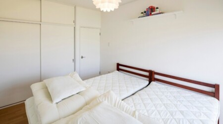 シングルベッド2×2室、敷き布団2×1室